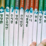어느 학원 <b>책장</b>에 꽂힌 책들