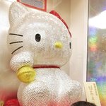 '헬로 <b>키티</b>' 크리스탈 6만2천개로 제작된 인형