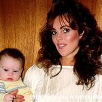 아기적 <b>린지</b> 엄마가 안고있는 사진