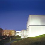 빛을 발하는 건물 bloch building