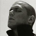 반 <b>삭발</b>한 "석호필" 초섹시 화보!!