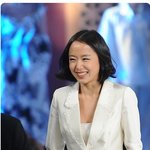 전도연 최근 앙드레김 패션쇼에서 하얀색 광택 <b>정장</b>입고~
