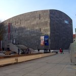 <b>쌩뚱</b>맞은 건물에 날아와 박힌 집?