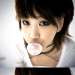 프로필 사진인가? 풍선껌 잘 부는 려원!