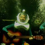 중국 가수, <b>물</b> <b>속</b>에서 공연하다.