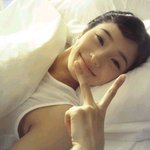 침대위 한채영, <b>자다</b> 일어나서 브이질?
