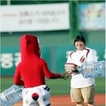 시구하는 장미란선수ㅋㅋ수줍은 미소 굳ㅋㅋㅋ