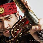 주몽 두건 <b>글씨</b>, '영어야? 한글이야?'