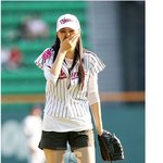<b>시구</b>하는 윤지민, 공을 어디로 던지는거야
