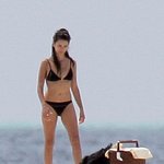 <b>몰디브</b> 해변가에서 비키니 입은 페넬로페 크루즈