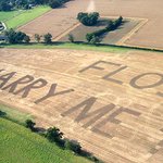 거대한 땅에 큰 글씨로 <b>청혼</b>하면,,