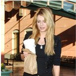 병원에서 나오는 <b>미샤</b> 바튼, 안색이 안좋아