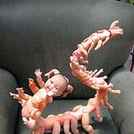 소름돋는 꿈틀거림 이게 아기인형?