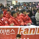 <b>현지</b> 야구장에서 직접 봤는데 얼굴 진짜작음;;