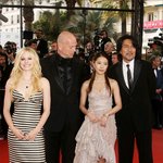 boa 가슴 슬쩍 훔쳐보다 딱잡힌 '브루스<b>윌리스</b>'