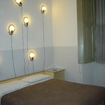 창문, 벽, 거울, 문에 <b>부착</b>할 수 있는 전구