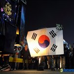 5월 27일 새벽 청계천에서 태극기 들고 경찰차 막고 있는 <b>용사</b>!
