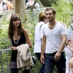 <b>주드</b>로의 새 여자친구는 속옷모델?