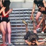 미인대회에서 제대로 넘어지신 이 아가씨..불쌍하다..