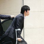 <b>목발</b>짚은 박지성 선수
