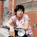 원빈 오토바이에 기대서, <b>반항아</b> 컨셉?