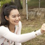 <b>햇살</b> 아래 신민아 미소 가득