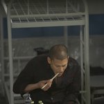 <b>빈폴</b> 촬영 중 젓가락 사용해 식사하는 웬트워스 밀러