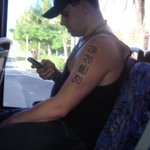 건장한 호주남 문신 '영혼상실' <b>굴림</b>체