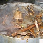 <b>사골국</b>에 해골이 왜 들어있어?