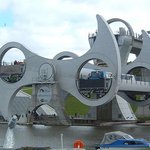 운하에서 배를 <b>동시</b>에 올리고 내리는 휠