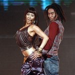 길건<b>사진</b>인데 <b>옆</b>에백댄서표정이