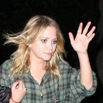 콘서트 간 메리 케이트 <b>올슨</b>, 바지는 집에 두고왔어?