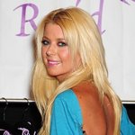 엉덩이가 보일락 말락, 아찔한 드레스를 입은 타라 <b>레이드</b>