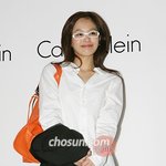 <b>흰색</b>뿔테가 어울리는 피부가 뽀얀 이영아