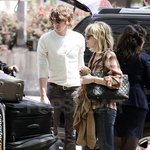 일본으로 떠나는 커스틴 <b>배웅</b>하는 중인 조니 보렐.