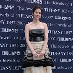 이보영 튜브 탑 드레스 입고 뽑내는 <b>쇄골</b>~