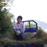 한예슬, 몸빼입고 경운기 위..모델 <b>포스</b>!