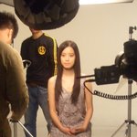 화장품 광고 <b>촬영</b>중인 구혜선, 눈만 보여
