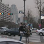 횡단<b>보도</b> 앞의 모델 양재희 송주 커플