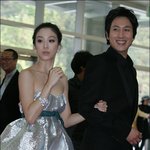 려원과 이선균 <b>백상</b> 시상식에서~려원의 은박 드레스의 새다리!ㅠㅠㅠ