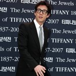이정재 검은 수트에 검은 <b>뿔테</b> 안경 끼고 최근 행사장에서~