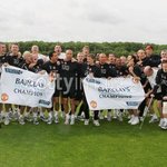 우승 축하 현장의 박지성 '<b>목발</b>이 안타까워..'