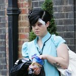 <b>켈리</b> 오스본, 집에서 아빠한테 맞고 다니는거니??;;