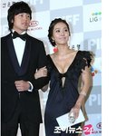 가슴라인을 <b>아찔</b>하게 강조한 여자스타들의 드레스