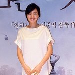 수애,'님은 먼곳에' <b>제작</b>발표회에서~옷 이상해!