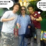 필리핀으로 <b>도주</b>한 전인권, 사람들과 기념사진한장!!
