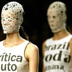 패션쇼 장의 특이한....<b>머리장식</b>!