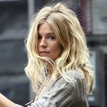 <b>부시시</b>한 모습의 시에나 밀러, 혹시 그거 속옷?;