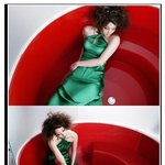 빨간 <b>욕조</b> 속 한예슬~좀 모양새가 웃긴걸~