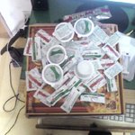 피자 시킬때 치즈가루,<b>핫소스</b>좀 더 달랬더니...